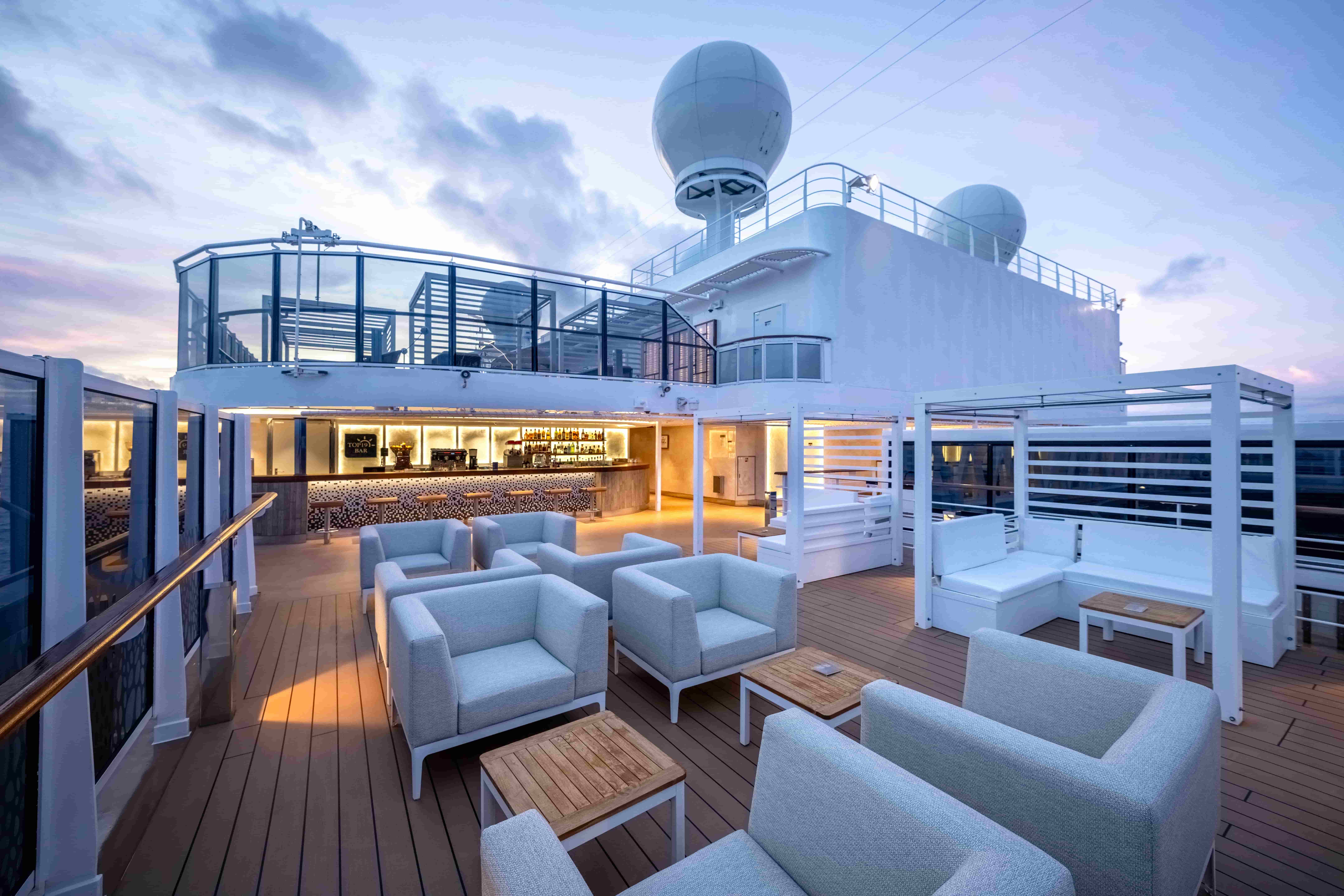 EXTERIOR LOUNGE EXTERIOR LOUNGE